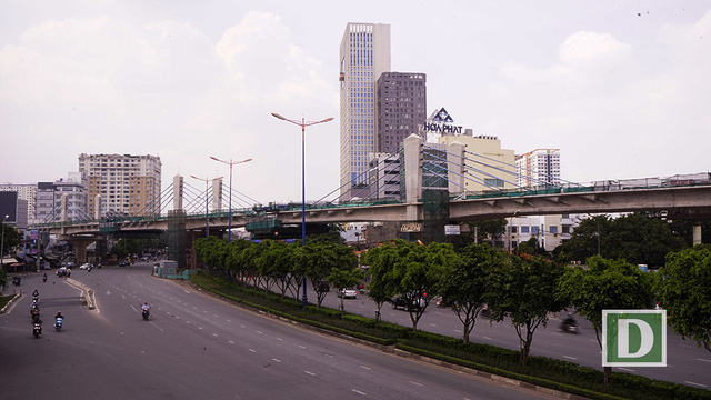 Cầu Điện Bi&ecirc;n Phủ l&agrave; điểm nhấn tr&ecirc;n tuyến metro số 1 với kết cấu d&acirc;y văng. Từ đ&acirc;y, tuyến metro &ldquo;tho&aacute;t khỏi&rdquo; trục đường xa lộ H&agrave; Nội v&agrave; hướng về trung t&acirc;m th&agrave;nh phố.