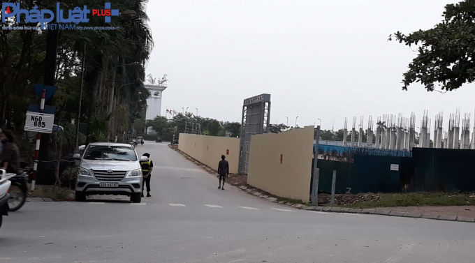 Cổng v&agrave;o của dự &aacute;n tại ng&otilde; 683 đường Lạc Long Qu&acirc;n.