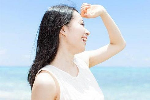 Tia cực t&iacute;m (tia UV):Đ&acirc;y l&agrave; nguy&ecirc;n nh&acirc;n h&agrave;ng đầu g&acirc;y ung thư da. Tia UV thường xuất hiện khi c&oacute; nắng mặt trời . Nếu bạn thường xuy&ecirc;n tiếp x&uacute;c với nắng, đặc biệt trong khoảng thời gian tr&ecirc;n th&igrave; c&oacute; nguy cơ cao mắc ung thư da.