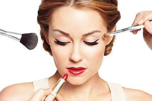 Lạm dụng mỹ phẩm:Trong c&aacute;c loại mỹ phẩm chứa h&agrave;m lượng lớn những chất tiềm ẩn ung thư. Nếu sử dụng mỹ phẩm kh&ocirc;ng r&otilde; nguồn gốc, xuất xứ hoặc mua phải h&agrave;ng nh&aacute;i, h&agrave;ng k&eacute;m chất lượng cũng l&agrave; nguy&ecirc;n nh&acirc;n g&acirc;y bệnh ung thư da.