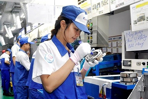 M&ocirc;i trường l&agrave;m việc:Những người thường xuy&ecirc;n phải tiếp x&uacute;c với h&oacute;a chất như c&ocirc;ng nh&acirc;n trong c&aacute;c nh&agrave; m&aacute;y, x&iacute; nghiệp, xưởng luyện kim, xưởng nhuộm&hellip; sẽ c&oacute; nguy cơ cao mắc ung thư da.