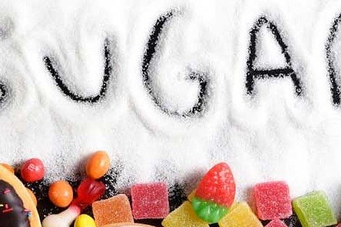 Ăn qu&aacute; nhiều đường:Những đồ ngọt như kẹo, s&ocirc;c&ocirc;la, nước giải kh&aacute;t&hellip; c&oacute; thể l&agrave; một trong những nguy&ecirc;n nh&acirc;n g&acirc;y ung thư da. Ngo&agrave;i mắc bệnh ung thư da, lượng đường dư thừa cũng c&oacute; thể g&acirc;y ra c&aacute;c biến chứng về sức khỏe kh&aacute;c như b&eacute;o ph&igrave;, tiểu đường, s&acirc;u răng, bệnh thận&hellip;