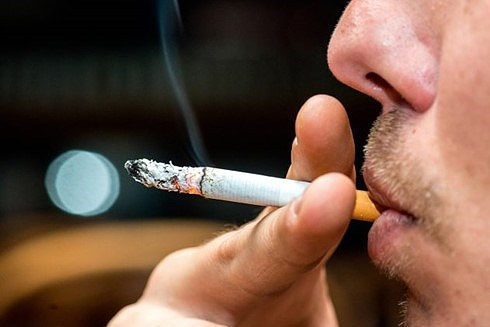 H&uacute;t thuốc:Thực tế n&agrave;y sẽ khiến nhiều người ngạc nhi&ecirc;n v&igrave; h&uacute;t thuốc thường li&ecirc;n quan đến sự ph&aacute;t triển của bệnh ung thư phổi. Tuy nhi&ecirc;n, c&oacute; đủ bằng chứng khoa học để chứng minh rằng nicotine trong khi h&uacute;t thuốc l&aacute; cũng c&oacute; thể g&acirc;y ra ung thư da, c&ugrave;ng với một loạt c&aacute;c biến chứng sức khỏe kh&aacute;c.