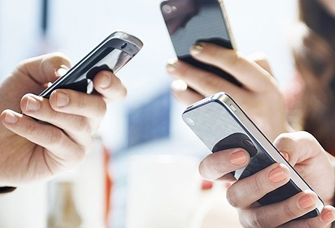 Sử dụng điện thoại di động qu&aacute; mức:C&aacute;c nghi&ecirc;n cứu đ&atilde; chỉ ra rằng giữ điện thoại di động gần cơ thể trong một thời gian d&agrave;i cũng c&oacute; thể g&acirc;y ra ung thư da, như l&agrave;n s&oacute;ng v&ocirc; tuyến ph&aacute;t ra từ điện thoại di động c&oacute; thể k&iacute;ch hoạt sự ph&aacute;t triển của tế b&agrave;o ung thư ở da.