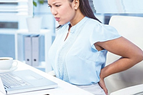 Ngồi qu&aacute; l&acirc;u:Một th&oacute;i quen đ&aacute;ng ngạc nhi&ecirc;n kh&aacute;c c&oacute; thể g&acirc;y ung thư da l&agrave; ngồi trong nhiều giờ. C&aacute;c nghi&ecirc;n cứu cho thấy rằng ngồi qu&aacute; l&acirc;u, đặc biệt l&agrave; trước m&aacute;y t&iacute;nh cũng c&oacute; thể l&agrave;m tăng nguy cơ bị ung thư da, v&igrave; th&oacute;i quen n&agrave;y c&oacute; thể l&agrave;m giảm độ đ&agrave;n hồi của da, khiến cho n&oacute; dễ bị tấn c&ocirc;ng bởi c&aacute;c bệnh như ung thư.