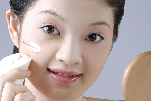 Vết bỏng v&agrave; sẹo:Những vết sẹo v&agrave; lo&eacute;t l&acirc;u l&agrave;nh c&oacute; thể ph&aacute;t triển đến ung thư da. Ch&uacute;ng sẽ ph&aacute;t triển th&agrave;nh ung thư biểu m&ocirc; tế b&agrave;o vảy do vi&ecirc;m m&atilde;n t&iacute;nh hoặc thay đổi th&agrave;nh tế b&agrave;o &aacute;c t&iacute;nh. Vậy n&ecirc;n, nếu như vết thương m&atilde;i kh&ocirc;ng liền sẹo th&igrave; bạn n&ecirc;n đi kiểm tra b&aacute;c sỹ.