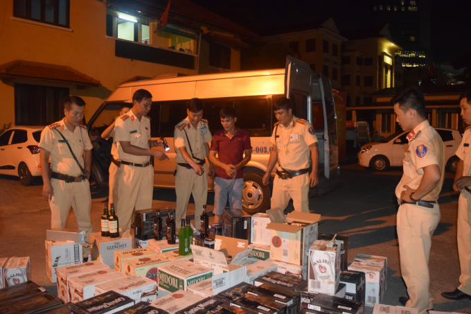 Lực lượng c&ocirc;ng an thu giữ nhiều h&agrave;ng h&oacute;a kh&ocirc;ng r&otilde; nguồn gốc.