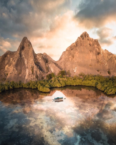 Những bức ảnh chụp từ tr&ecirc;n cao của ch&agrave;ng trai trẻ đến từ Đan Mạch Jonas Horneh&oslash;j đ&atilde; đem tới c&aacute;i nh&igrave;n mới lạ về những v&ugrave;ng đất ch&acirc;u &Aacute;, vừa h&ugrave;ng vĩ, bao la, vừa trữ t&igrave;nh n&ecirc;n thơ như một bức tranh rộng lớn đầy m&agrave;u sắc. Bức ảnh với vẻ đẹp kỳ vĩ tr&ecirc;n l&agrave; ở Flores, Indonesia.