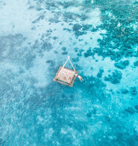 Nước biển xanh trong nh&igrave;n thấy cả đ&aacute;y ở Maria, Siquijor, Philippines.