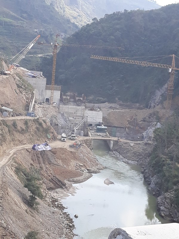 C&ocirc;ng ty cổ phần S&ocirc;ng Chảy 6 đang thi c&ocirc;ng g&acirc;y n&ecirc;n t&igrave;nh trạng &ocirc; nhiễm m&ocirc;i trường.