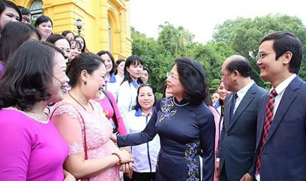 Ph&oacute; chủ tịch nước gặp mặt c&aacute;c đại biểu được tuy&ecirc;n dương trong Chương tr&igrave;nh &ldquo;Chia sẻ c&ugrave;ng thầy c&ocirc;&rdquo; năm 2018.