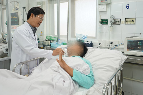 &nbsp;Người lớn cũng c&oacute; nguy cơ mắc sốt xuất huyết rất cao. Ảnh: Quốc Hải