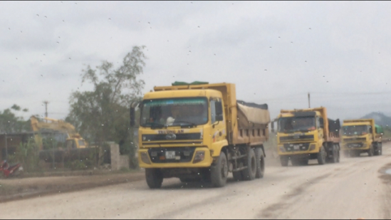 H&agrave;ng loạt chiếc xe ben chở đất đ&aacute; c&oacute; dấu hiệu chở vượt qu&aacute; tải trọng cầu đường nối đu&ocirc;i nhau tr&ecirc;n con đường quốc lộ Nghi Sơn &ndash; B&atilde;i Tr&agrave;nh.