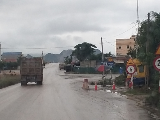 Xe ben chở đất đ&aacute;&nbsp;qua lại li&ecirc;n tục tr&ecirc;n&nbsp;quốc lộ Nghi Sơn &ndash; B&atilde;i Tr&agrave;nh.&nbsp;