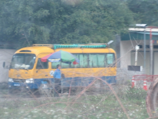 C&aacute;n bộ Thanh tra Giao th&ocirc;ng của Trạm KTTTXLĐ&nbsp;chắp&nbsp;tay đứng nh&igrave;n những đo&agrave;n xe c&oacute; dấu hiệu qu&aacute; tải n&agrave;y nối đu&ocirc;i nhau chạy qua.&nbsp;