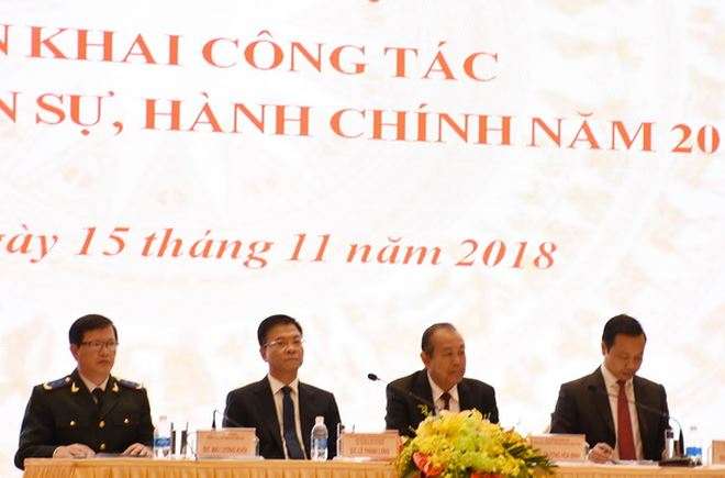 Ủy vi&ecirc;n Bộ Ch&iacute;nh trị, Ph&oacute; Thủ tướng thường trực Ch&iacute;nh phủ Trương H&ograve;a B&igrave;nh (thứ 2 từ phải qua); Bộ trưởng Bộ Tư ph&aacute;p L&ecirc; Th&agrave;nh Long (thứ 3 từ phải qua), Thứ trưởng Trần Tiến Dũng (b&igrave;a phải) v&agrave; Tổng cục trưởng Tổng cục THADS Mai Lương Kh&ocirc;i (thứ 4 từ phải qua)