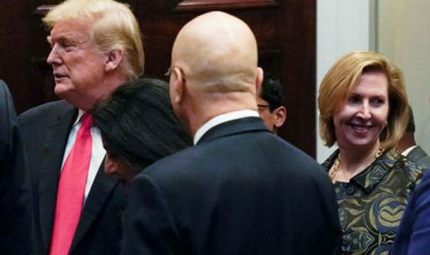 tB&agrave; Mira Ricardel (b&ecirc;n phải).