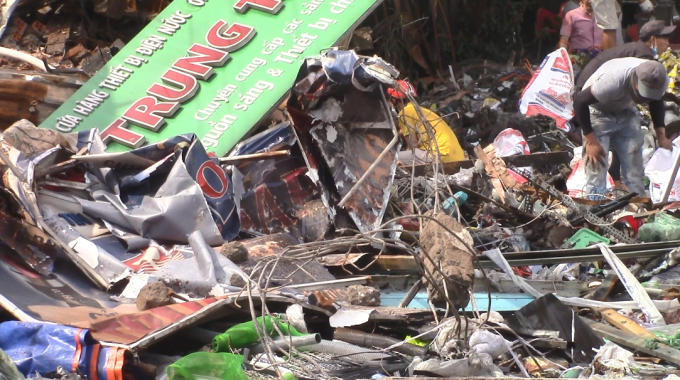 Hai ki ốt đ&atilde; bị đổ sập&nbsp;