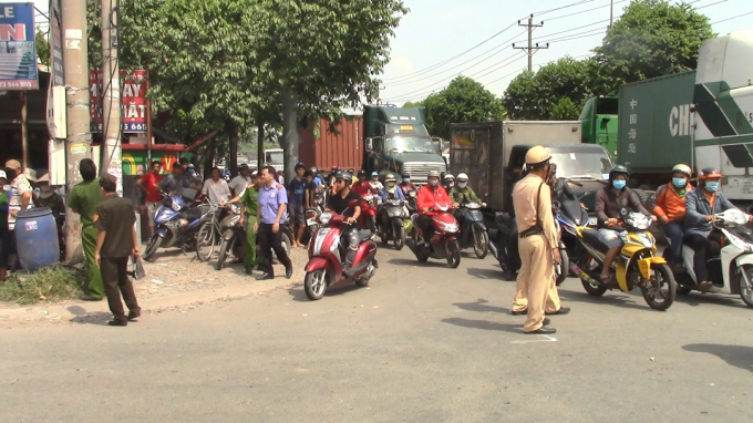 Lực lượng chức năng điều tiết giao th&ocirc;ng qua khu vực