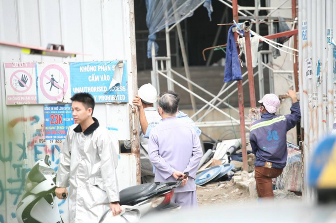 Nhi&ecirc;̀u c&ocirc;ng nh&acirc;n hoảng h&ocirc;́t khi phát hi&ecirc;̣n có hỏa hoạn.