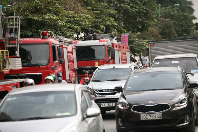 Xe cứu hỏa nhanh chóng có mặt ở hi&ecirc;̣n trường.