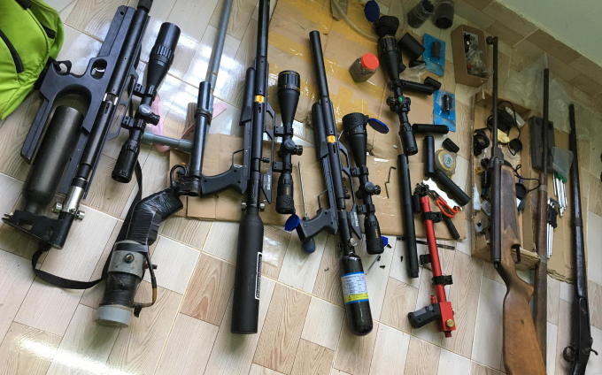 &nbsp;H&agrave;ng trăm vi&ecirc;n đạn v&agrave; to&agrave;n bộ số s&uacute;ng, linh kiện c&ugrave;ng m&aacute;y m&oacute;c Thắng d&ugrave;ng để chế tạo s&uacute;ng được thu giữ tại cơ quan điều tra.&nbsp;&nbsp; &nbsp;