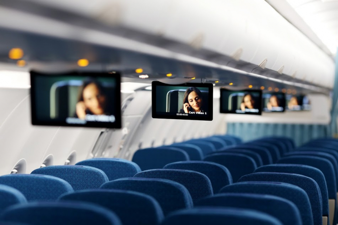 Đặc biệt đội bay của Vietnam Airlines được trang bị th&ecirc;m hệ thống giải tr&iacute; kh&ocirc;ng d&acirc;y (Wireless streaming)&nbsp;với c&aacute;c chương tr&igrave;nh phim điện ảnh, phim truyền h&igrave;nh v&agrave; &acirc;m nhạc tương tự ti&ecirc;u chuẩn giải tr&iacute; của m&aacute;y bay Boeing 787/A350. Hệ thống Wireless streaming tr&ecirc;n A321neo sẽ gi&uacute;p Vietnam Airlines