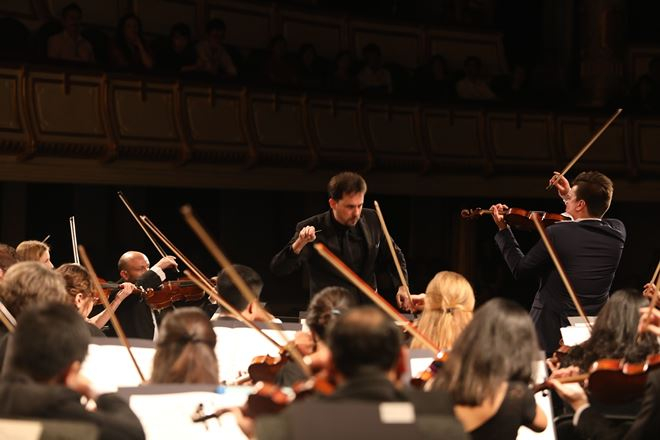 Nghệ sĩ độc tấu violin người Nga Sergei Dogadin c&oacute; m&agrave;n tr&igrave;nh diễn xuất thần tr&ecirc;n s&acirc;n khấu nh&agrave; h&aacute;t Lớn H&agrave; Nội c&ugrave;ng D&agrave;n nhạc giao hưởng Mặt Trời tối 26/10