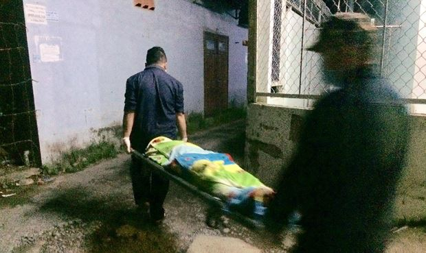 Thi thể nam thanh ni&ecirc;n được di chuyển khỏi hiện trường.