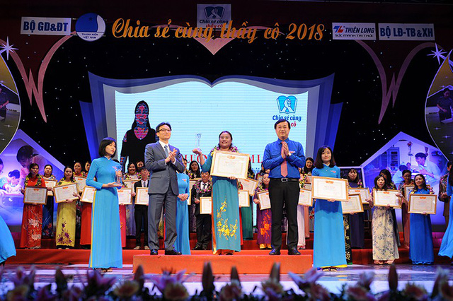 Ph&oacute; Thủ tướng Vũ Đức Đam c&ugrave;ng B&iacute; thư thứ nhất T.Ư Đo&agrave;n TNCS Hồ Ch&iacute; Minh L&ecirc; Quốc Phong  trao phần thưởng tặng c&aacute;c thầy gi&aacute;o, c&ocirc; gi&aacute;o dự chương tr&igrave;nh