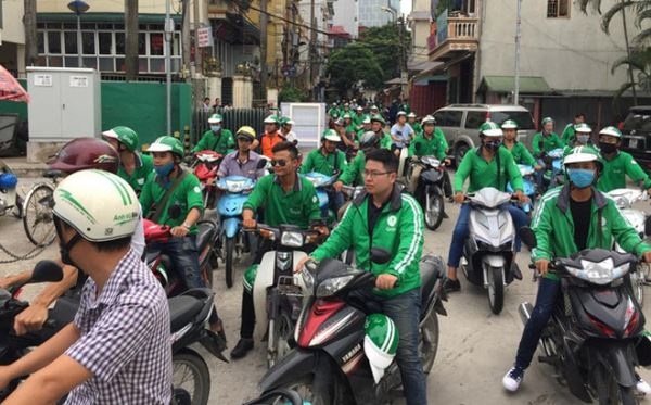 Grab kh&ocirc;ng chịu tr&aacute;ch nhiệm bảo hiểm cho h&agrave;nh kh&aacute;ch, kh&ocirc;ng bảo đảm c&aacute;c nghĩa vụ cho đ&ocirc;ng đảo đội ngũ l&aacute;i xe v&agrave; phương tiện.