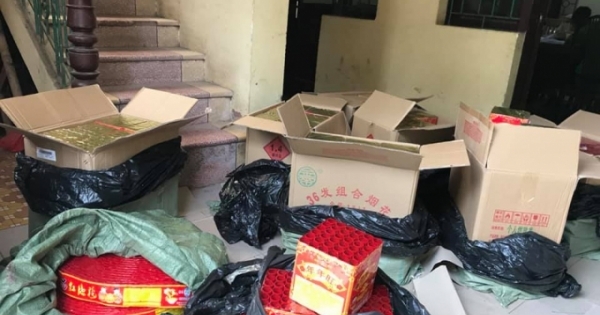 Bắt giữ xe taxi vận chuyển hơn 2 tạ pháo từ Lạng Sơn về Hà Nội