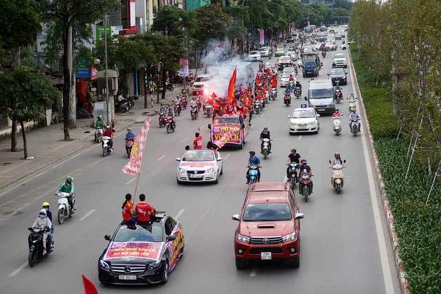 Trước trận đấu với Malaysia l&uacute;c 19h30 tối nay (16/11) tr&ecirc;n s&acirc;n Mỹ Đ&igrave;nh ở lượt trận thứ 2 bảng A, AFF Cup 2018, ngay từ chiều một số lượng lớn cổ động vi&ecirc;n đ&atilde; c&oacute; mặt tại trước s&acirc;n vận động Quốc gia Mỹ Đ&igrave;nh để cổ vũ cho đội tuyển nh&agrave;. Sau khi lượng cổ động vi&ecirc;n đ&ocirc;ng, nh&oacute;m cổ động vi&ecirc;n n&agrave;y đ&atilde; đi diễu h&agrave;nh khắp c&aacute;c tuyến phố H&agrave; Nội. (Ảnh: D&acirc;n tr&iacute;)