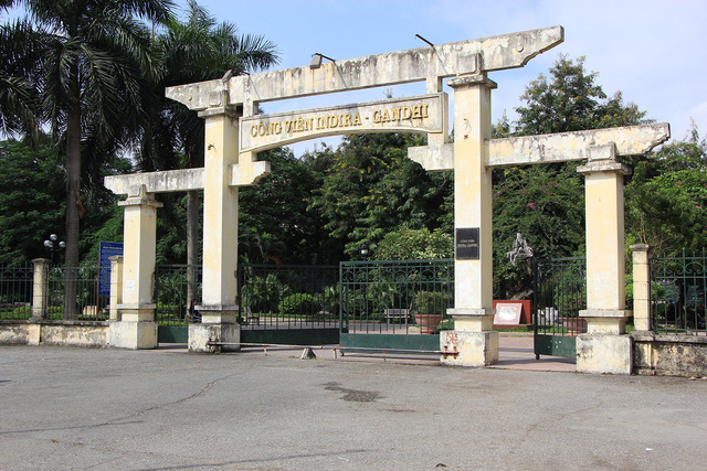 C&ocirc;ng vi&ecirc;n hồ Th&agrave;nh C&ocirc;ng nằm đối diện Trung t&acirc;m chiếu phim Quốc Gia tại 16B phố L&aacute;ng Hạ, quận Ba Đ&igrave;nh, H&agrave; Nội. Ng&agrave;y 9/10/2004 nh&acirc;n dịp kỉ niệm 50 năm Giải ph&oacute;ng Thủ đ&ocirc;, th&agrave;nh phố H&agrave; Nội đ&atilde; đặt t&ecirc;n mới cho C&ocirc;ng vi&ecirc;n hồ Th&agrave;nh C&ocirc;ng l&agrave; c&ocirc;ng vi&ecirc;n Indira Gandhi.