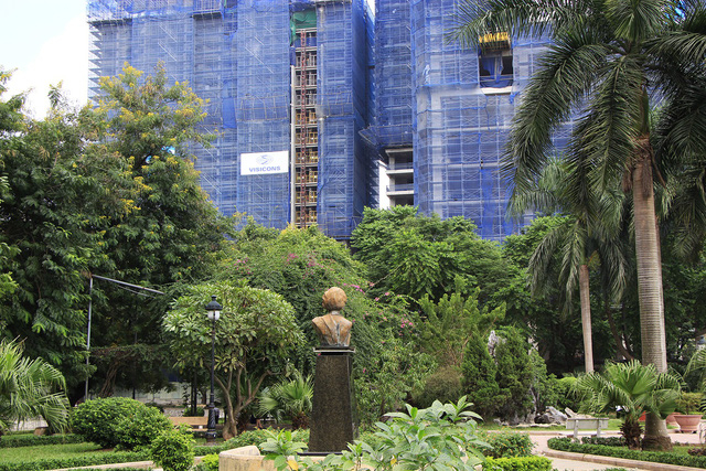 C&ocirc;ng vi&ecirc;n rất rộng v&agrave; đẹp, c&oacute; đường đi quanh hồ được k&egrave; đ&aacute; cẩn thận. Nước hồ đ&atilde; được cải tạo trong xanh v&agrave; sạch sẽ, c&oacute; đ&agrave;i phun nước ho&agrave;nh tr&aacute;ng ở ch&iacute;nh giữa hồ. C&ocirc;ng vi&ecirc;n l&agrave; nơi tập thể dục, dạo chơi ngắm cảnh l&yacute; tưởng cho người d&acirc;n. Tượng Indira Gandhi hướng tr&ocirc;ng ra cổng ch&iacute;nh đường L&aacute;ng Hạ.