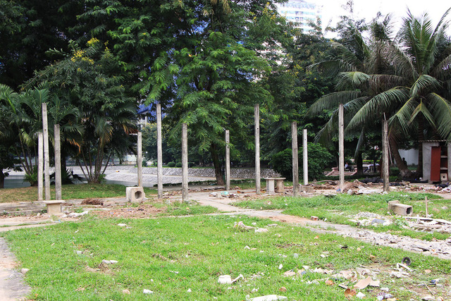 Cảnh ngổn ngang, đổ n&aacute;t, nhếch nh&aacute;c như một c&ocirc;ng tr&igrave;nh x&acirc;y dựng...