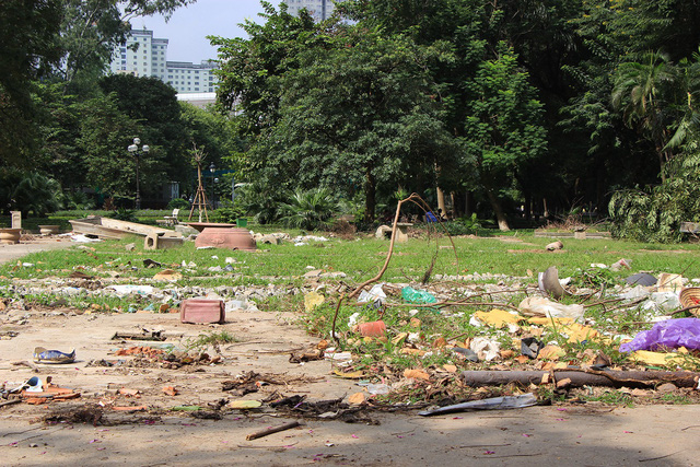 Theo người d&acirc;n sống tại khu vực n&agrave;y, t&igrave;nh trạng nhếch nh&aacute;c n&agrave;y trở n&ecirc;n trầm trọng từ hơn một tuần trở lại đ&acirc;y. Theo đ&oacute;, c&aacute;ch đ&acirc;y khoảng nửa th&aacute;ng, khu vực trong c&ocirc;ng vi&ecirc;n Indira Gandhi được sử dụng l&agrave;m nơi trưng b&agrave;y c&acirc;y cảnh, sau khi c&acirc;y cảnh được chuyển đi th&igrave; để lại cảnh nhếch nh&aacute;c, ngổn ngang như thế n&agrave;y.