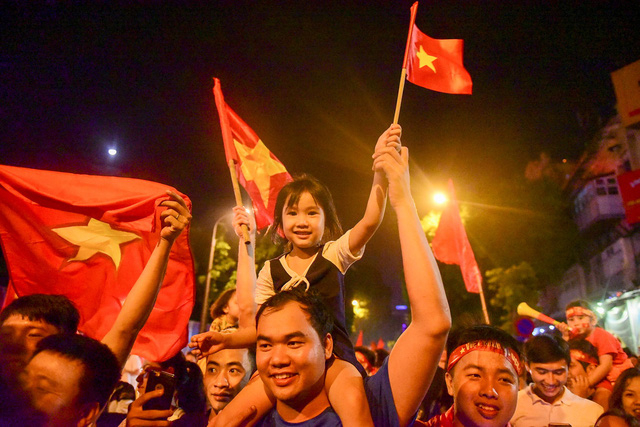 Kh&ocirc;ng những người lớn, tr&ecirc;n phố c&ograve;n xuất hiện nhiều cổ động vi&ecirc;n nh&iacute; ra đường ăn mừng.