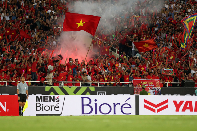 Ph&aacute;o s&aacute;ng được CĐV đốt ở trận Việt Nam-Malaysia - Ảnh: Gia Hưng