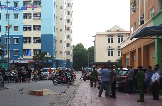Hiện trường nạn nh&acirc;n tử vong tại chung cư Ph&uacute; Sơn. (Ảnh: A.T)