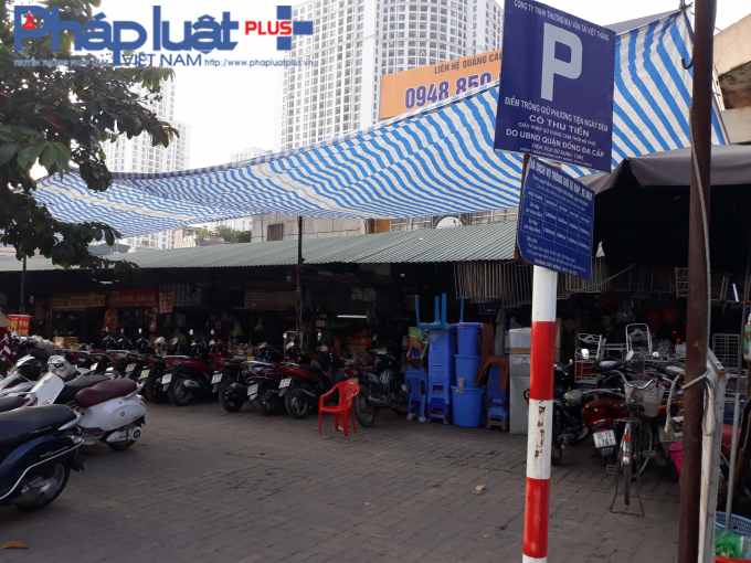 Vỉa h&egrave; l&agrave; khu vực gửi xe để v&agrave;o chợ.