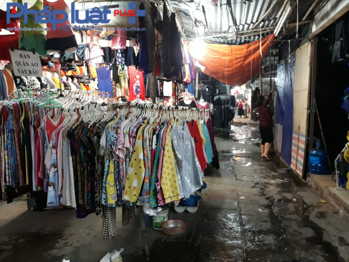 Ph&iacute;a trong chợ ẩm thấp khi trời mưa.