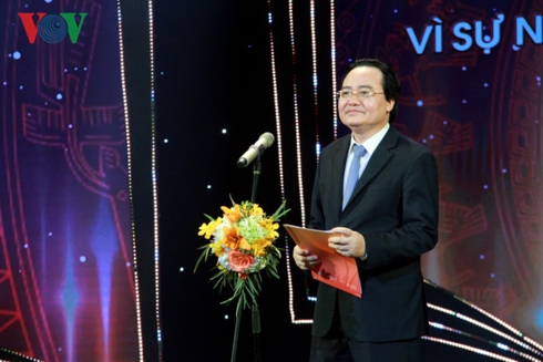 Bộ trưởng Bộ GD-ĐT Ph&ugrave;ng Xu&acirc;n Nhạ ph&aacute;t biểu tại lễ trao giải