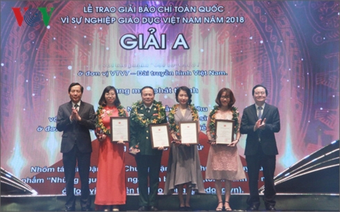 Trao giải cho t&aacute;c giả v&agrave; nh&oacute;m t&aacute;c giả đoạt giải A