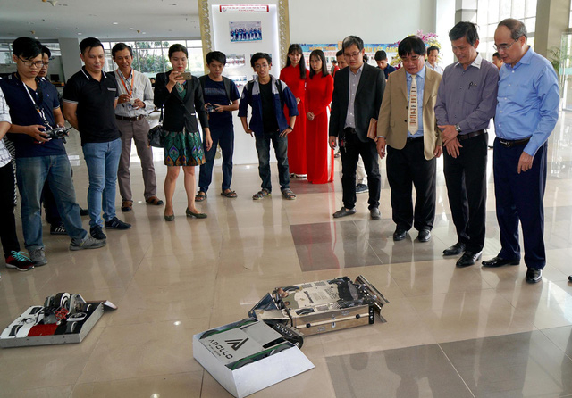 B&iacute; thư Th&agrave;nh uỷ TPHCM Nguyễn Thiện Nh&acirc;n thăm c&aacute;c sản phẩm khoa học c&ocirc;ng nghệ của  trường ĐH Sư phạm kỹ thuật TPHCM. (Ảnh: H.T)