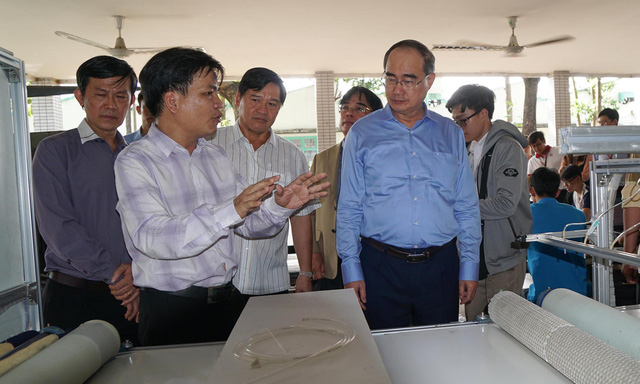 Giảng vi&ecirc;n của trường chia sẻ những kết quả nghi&ecirc;n cứu của thầy v&agrave; tr&ograve; với B&iacute; thư Th&agrave;nh uỷ TPHCM. (Ảnh: H.T)