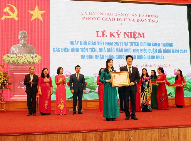 L&atilde;nh đạo ph&ograve;ng GD&amp;amp;amp;ĐT quận H&agrave; Đ&ocirc;ng đ&oacute;n nhận Hu&acirc;n chương lao động hạng Nhất (  ảnh H&agrave; Vy - Quỳnh Trang)