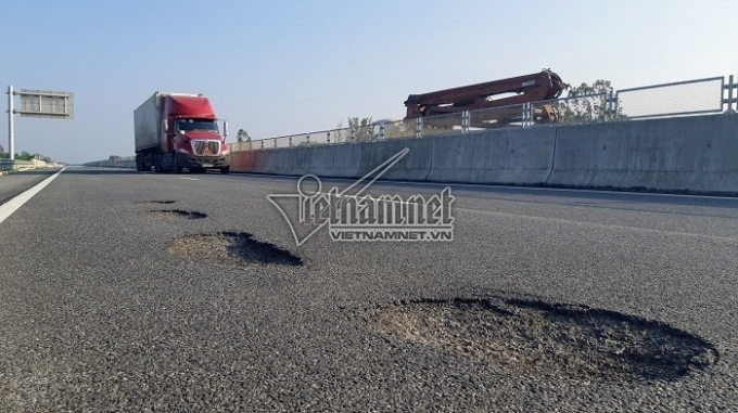 Cao tốc Đ&agrave; Nẵng - Quảng Ng&atilde;i hơn 34.000 tỷ đồng vừa th&ocirc;ng xe nhưng đ&atilde; hỏng