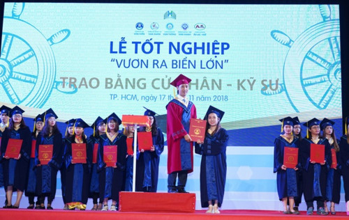 Một sinh vi&ecirc;n nhận bằng tốt nghiệp tại lễ trao bằng