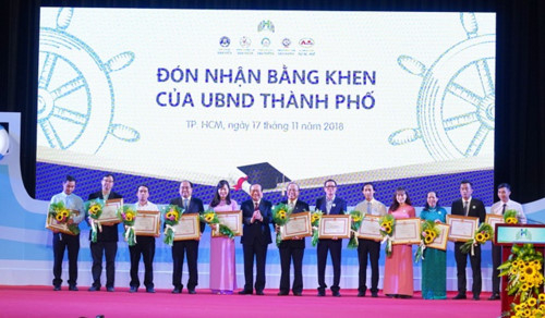 C&aacute;c c&aacute; nh&acirc;n nhận bằng khen của UBND TPHCM